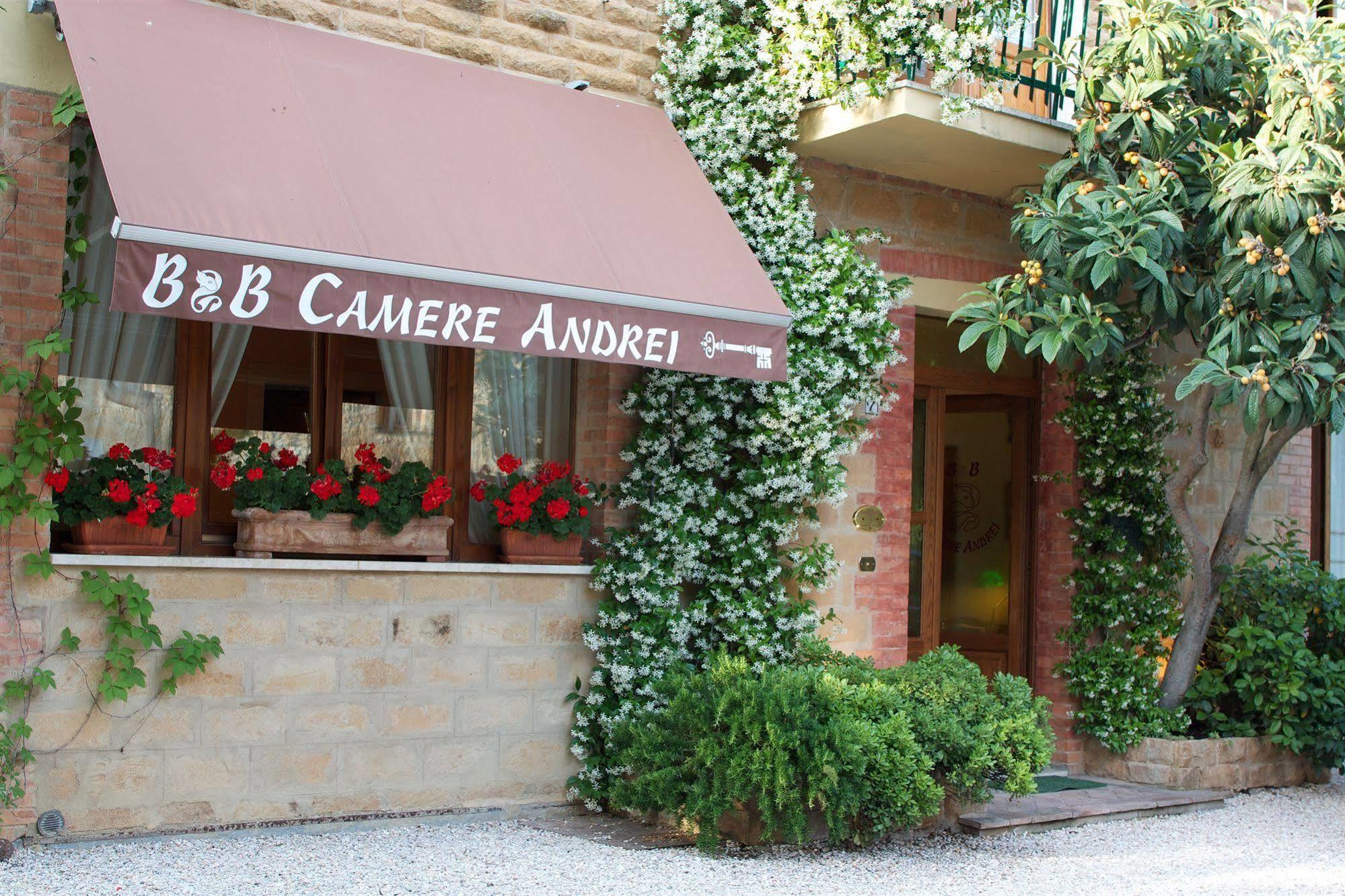 Camere Andrei Pienza Luaran gambar