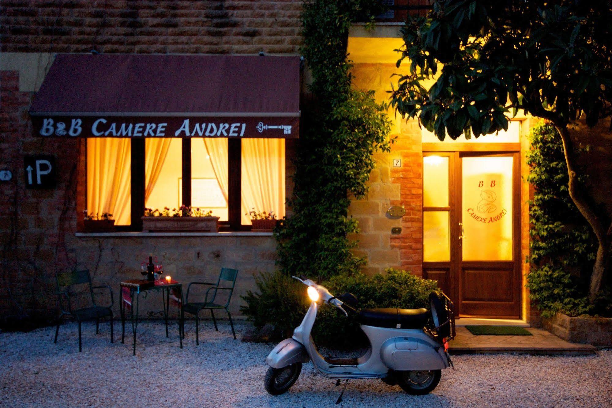 Camere Andrei Pienza Luaran gambar